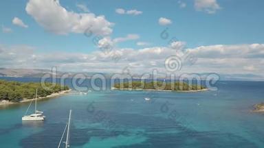 舒适的地中海岛屿的空中景色。 蓝色泻湖，海岛天堂.. 克罗地亚亚得里亚海